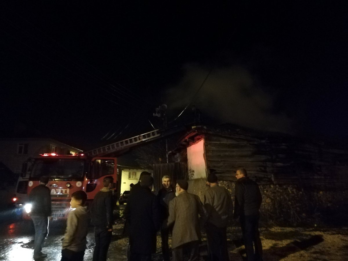 Pazaryeri\'nde Yangın Çıkan Samanlık Yıkıldı