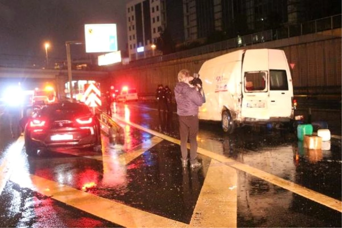 Sarıyer\'de Kimyasal Malzeme Yüklü Minibüse Lüks Otomobil Arkadan Çarptı