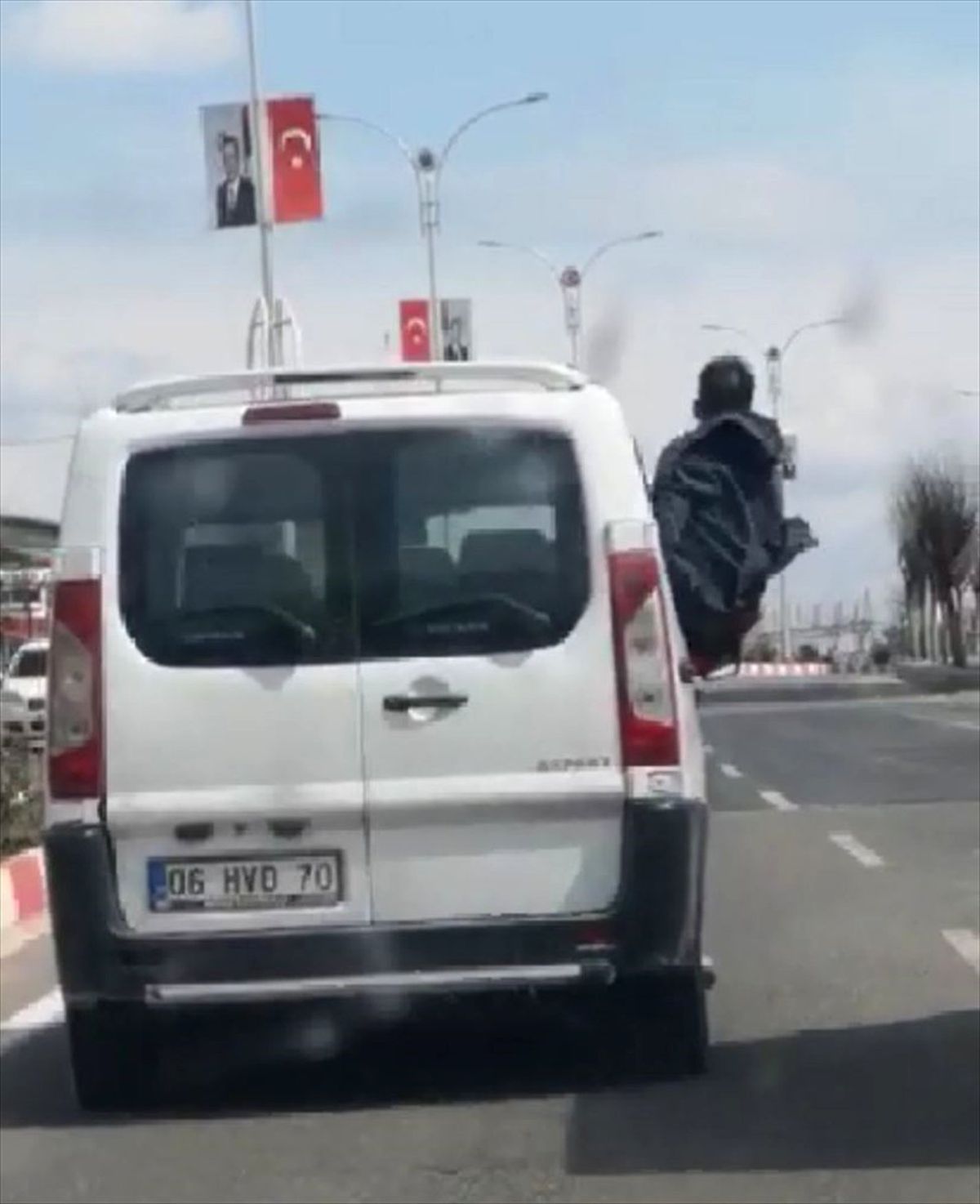 Seyir Halindeki Aracın Camından Sarktı
