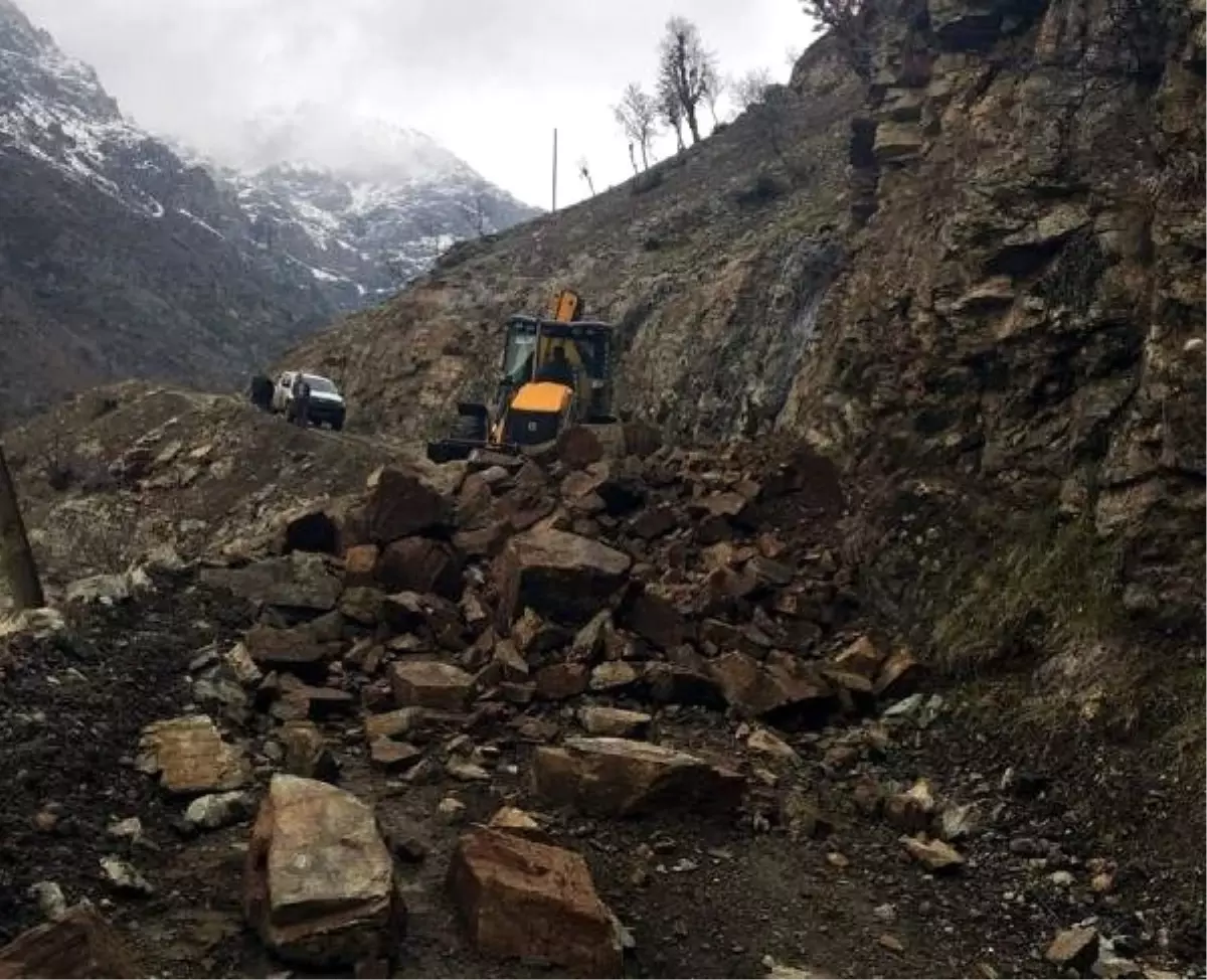 Siirt\'te Heyelandan Kapanan Köy Yolları Açıldı