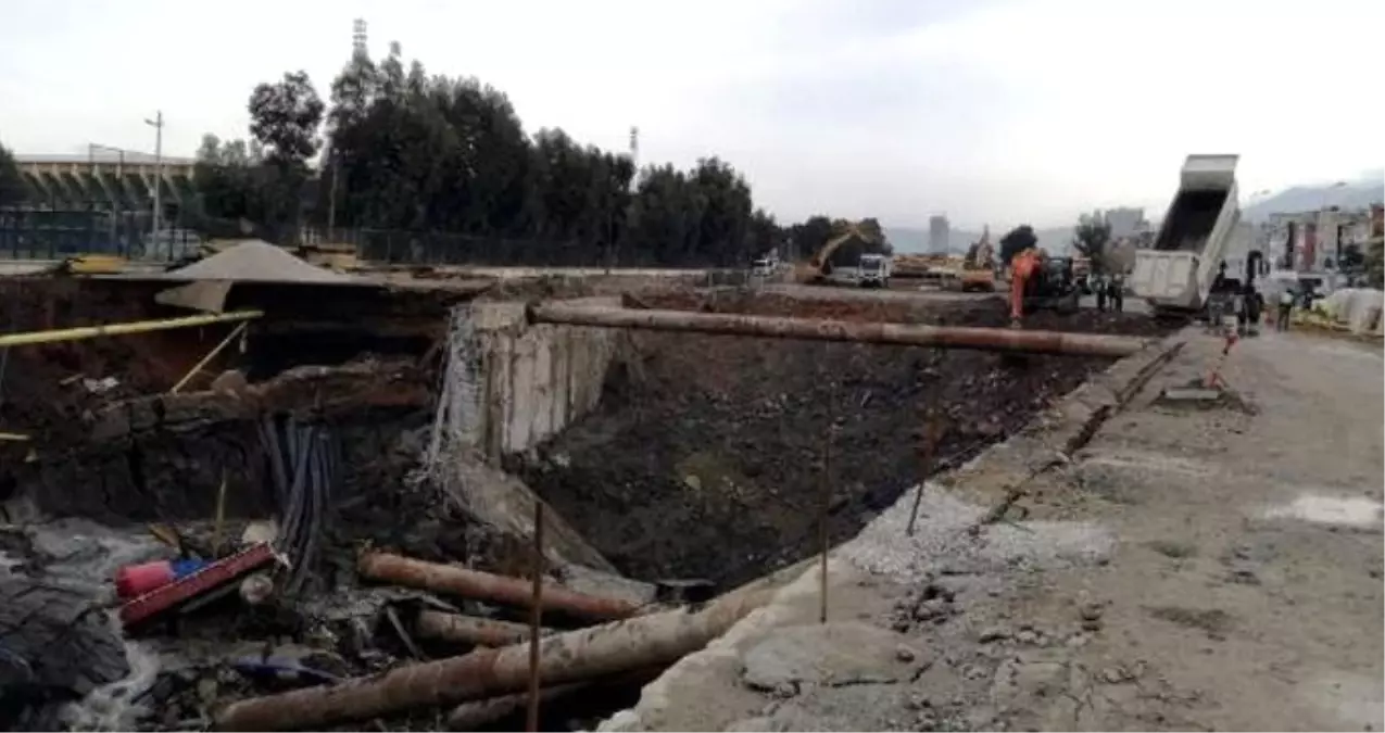 İzmir\'de Metro Yeraltı Park İstasyonu İnşaatında Göçük: 2 Bekçi Göçük Altında