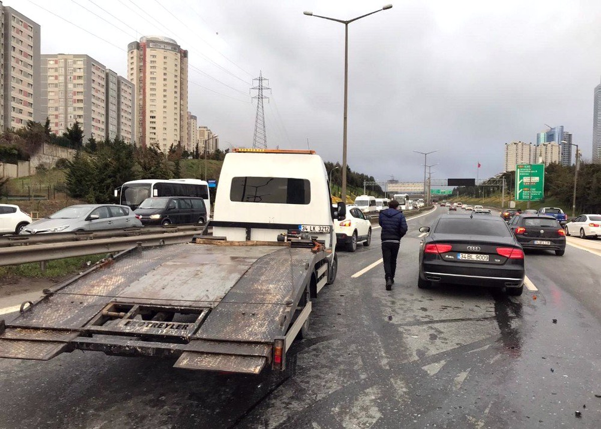 Tem Otoyolunda 4 Araç Birbirine Girdi: 1 Yaralı