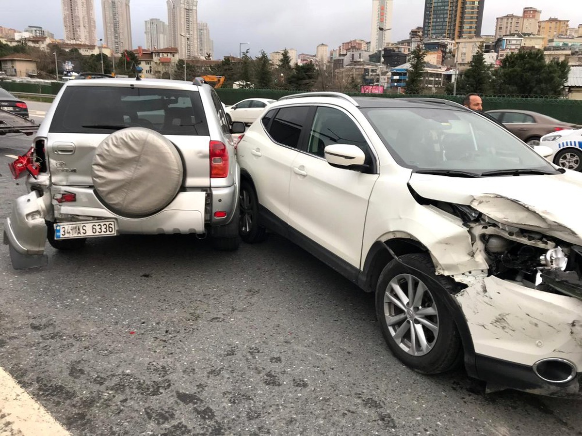 Tem Otoyolunda 4 Araç Birbirine Girdi: 1 Yaralı