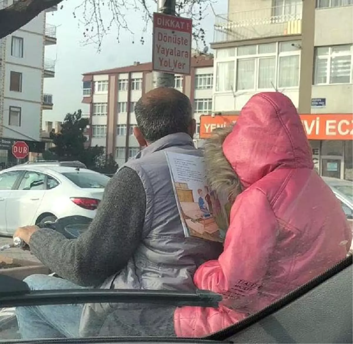 Trafikte Motosiklette Kitap Okuyan Çocuk Dikkat Çekti