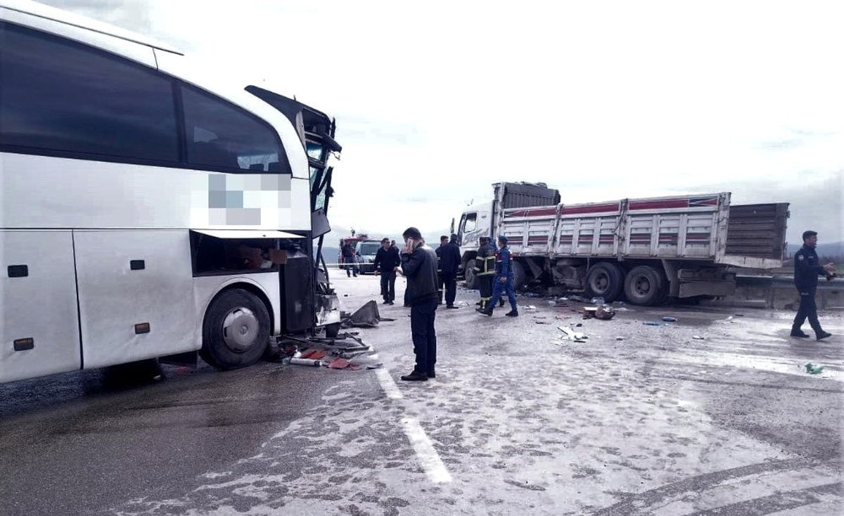 Yolcu Otobüsü Kamyonla Çarpıştı: 15 Yaralı