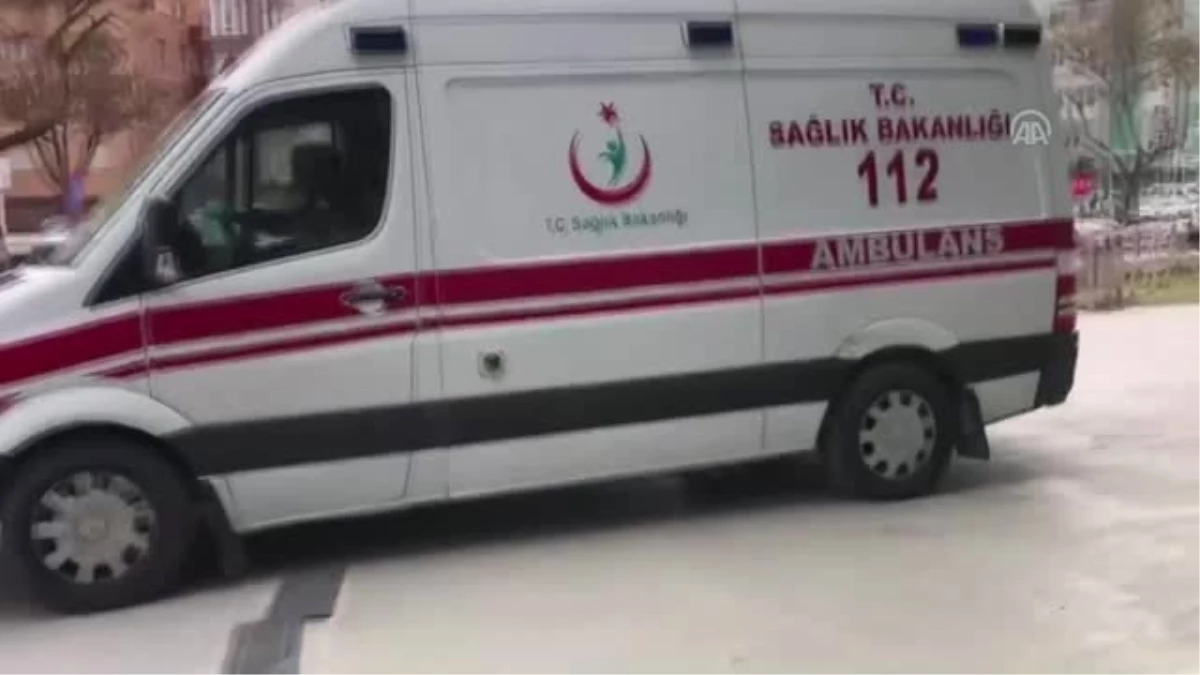 Yolu Kapatmak İsteyen Polise Otomobil Çarptı