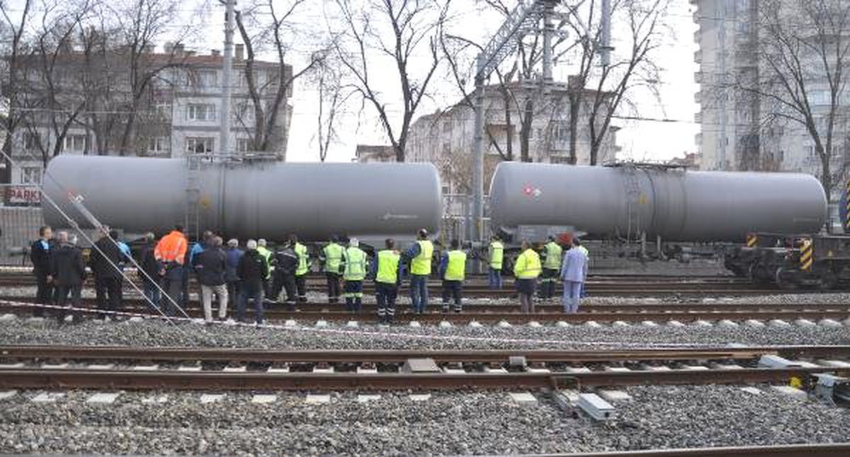 Ankara\'da Yakıt Yüklü Tren Raydan Çıktı (3)