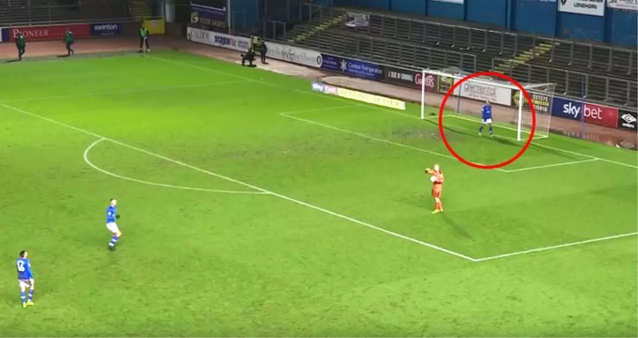 Arkasındaki Futbolcuyu Görmeyen Kaleci, Takımına Golü Yedirdi