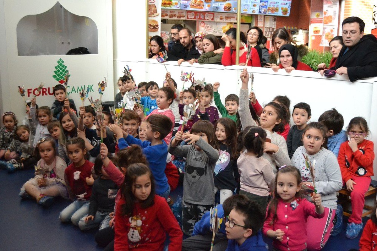 Büyükler Alışverişte, Minikler Eğlencede