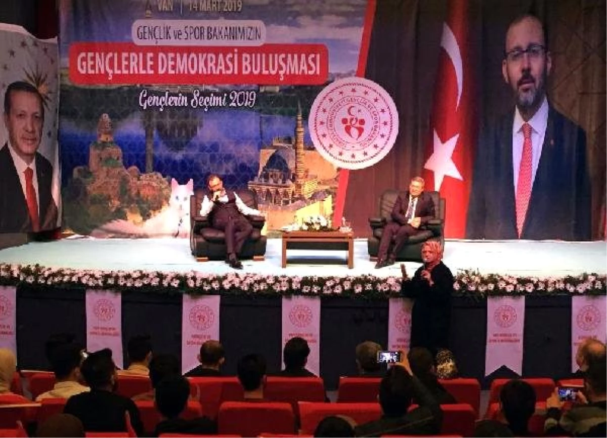 Cumhurbaşkanı Başdanışmanı Şarkı Söyledi, Bakan Kasapoğlu Eşlik Etti