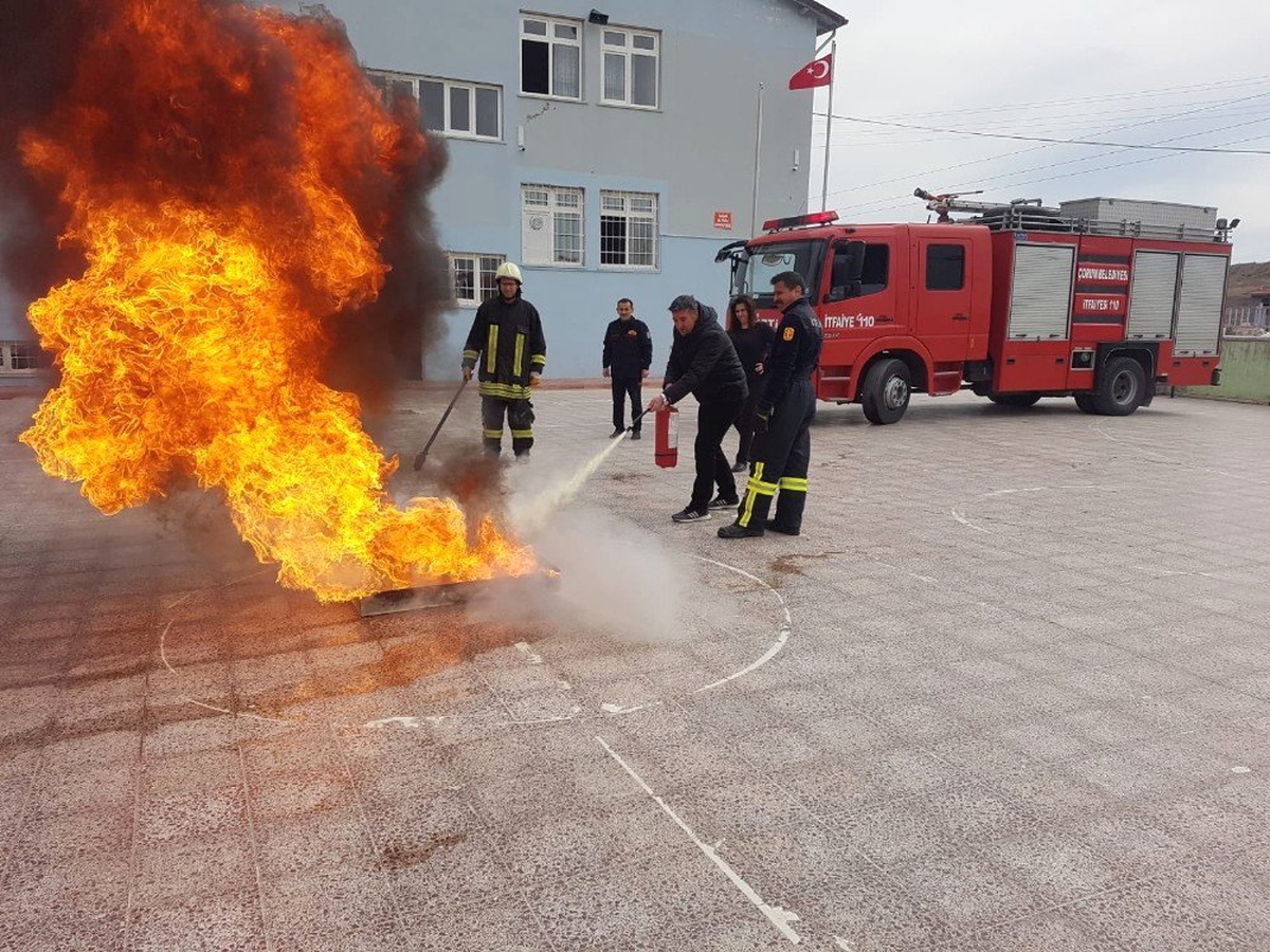 Cumhuriyet Ortaokulu\'nda Yangın Tatbikatı