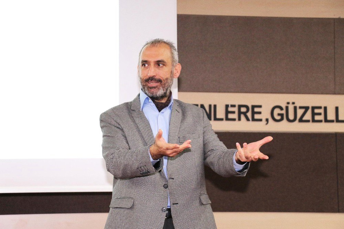Eğitmen Çoşkun: "Kendinizi 45 Saniyede Doğru ve Hızlı Tanıtın"