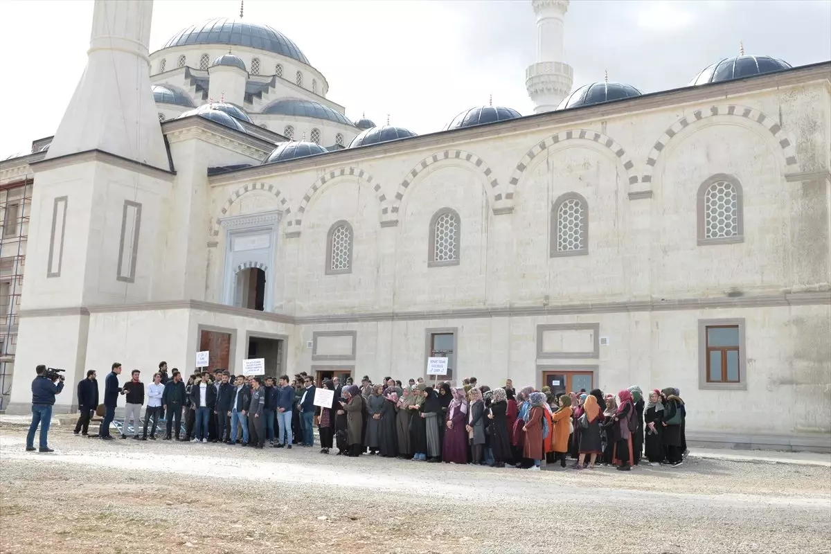 Ezana Saygısızlığa" Tepkiler