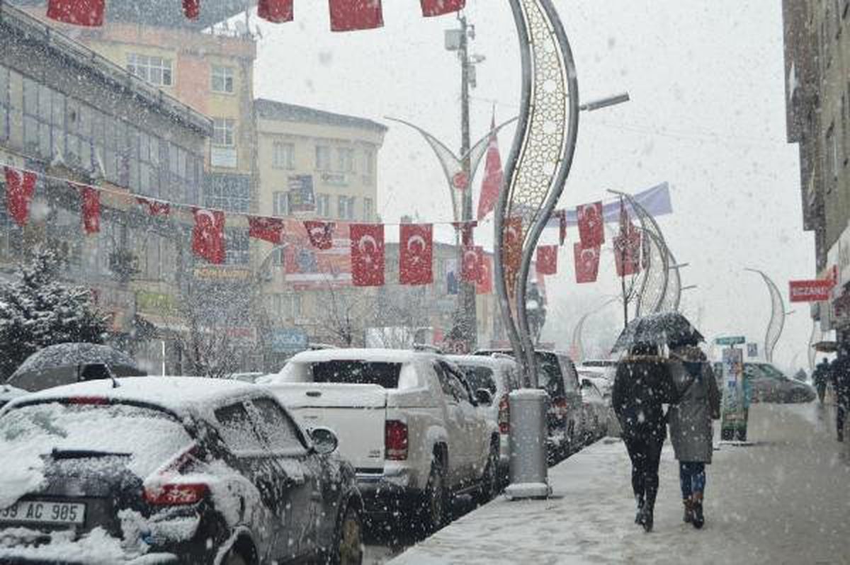 Hakkari\'de Kar Yağışı Etkili Oldu