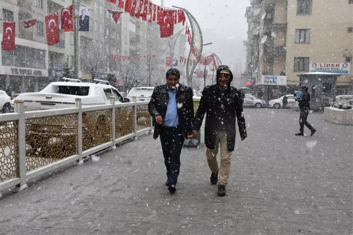 Hakkari\'de Lapa Lapa Kar Yağışı