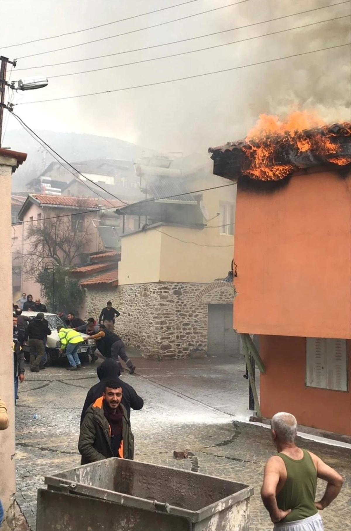 İzmir\'de Ev Yangını