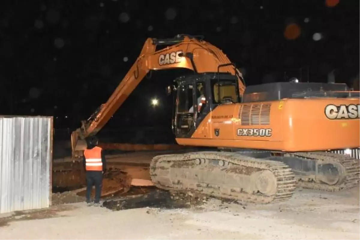 İzmir\'de Metro Yer Altı Park İstasyonu İnşaatında Göçük (9)