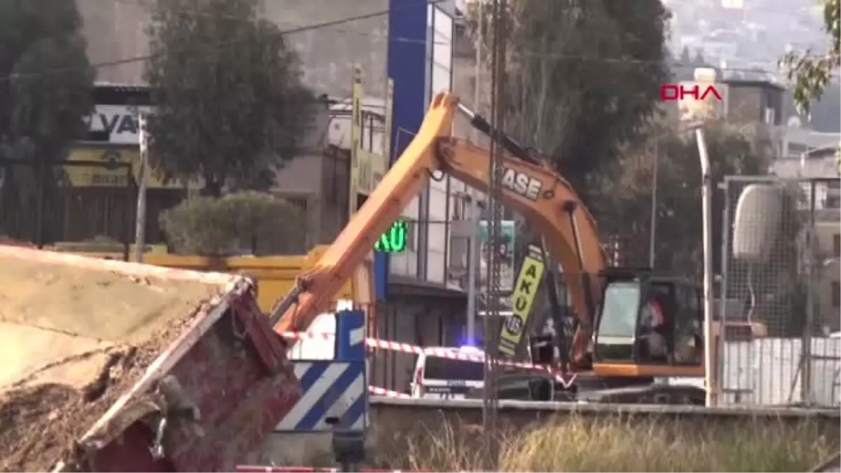 İzmir Göçükte Arama Kurtarma Çalışmalarına Başlandı