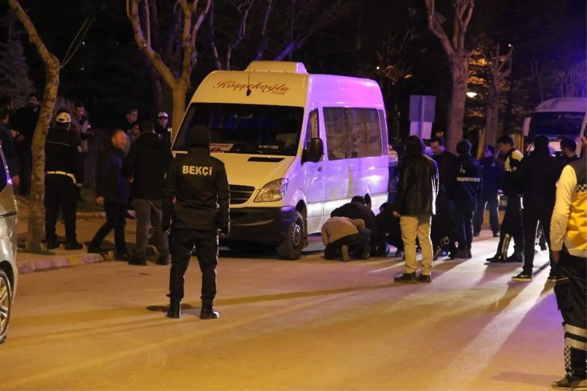 Minibüsün Altına Saklanıp Boğazına Bıçak Dayadı