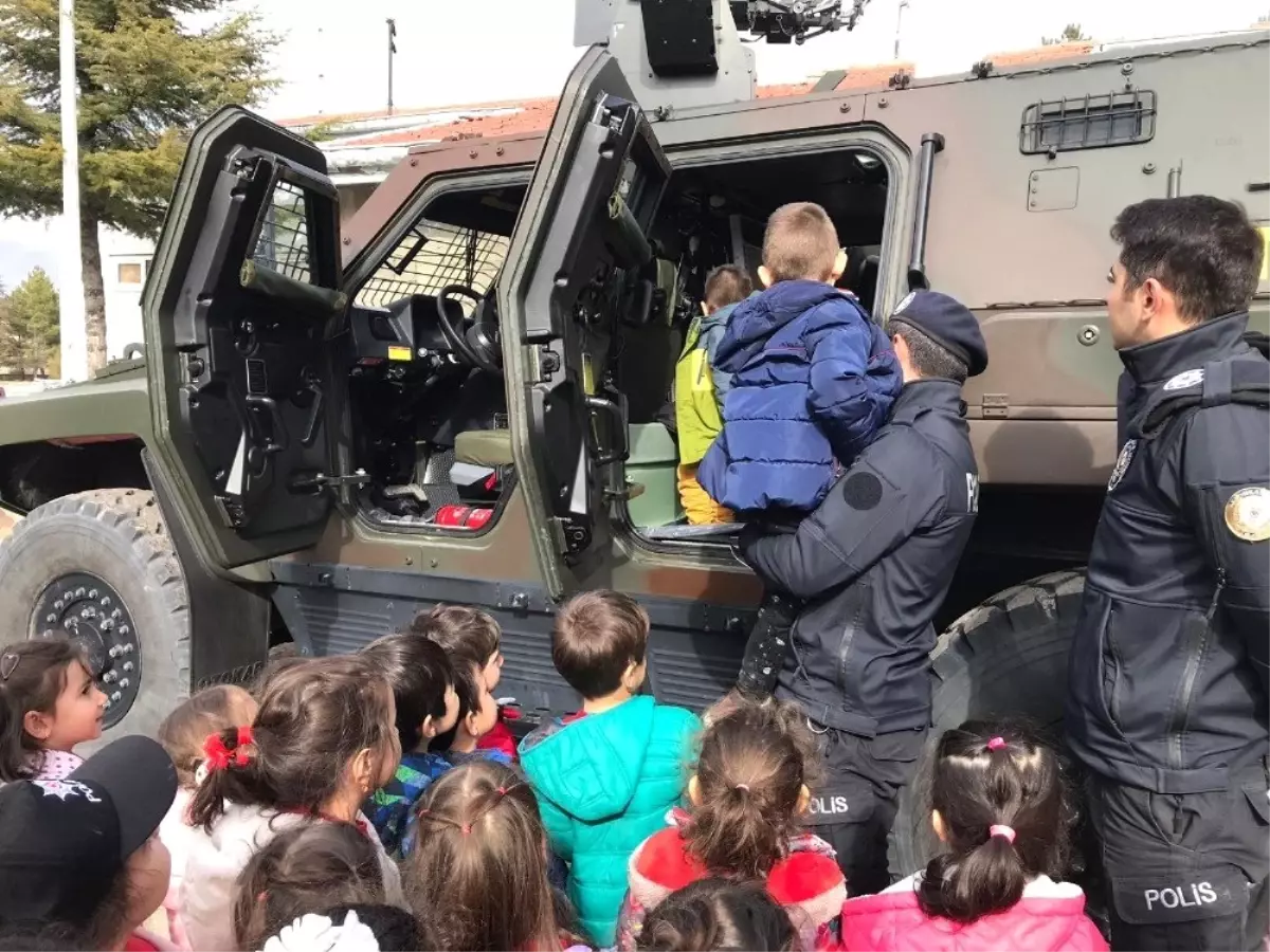 Miniklerden Özel Harekat ve Çevik Kuvvet Şube Müdürlüğü\'ne Ziyaret