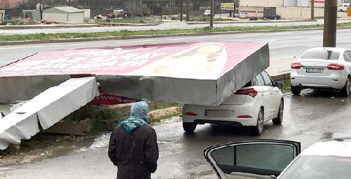 Reklam Tabelası, Fırtınada Otomobilin Üzerine Devrildi