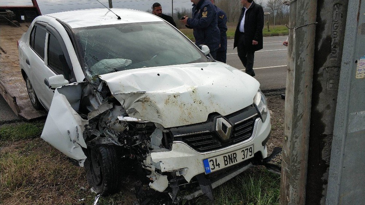 Samsun\'da Otomobil Direğe Çaptı: 1 Yaralı