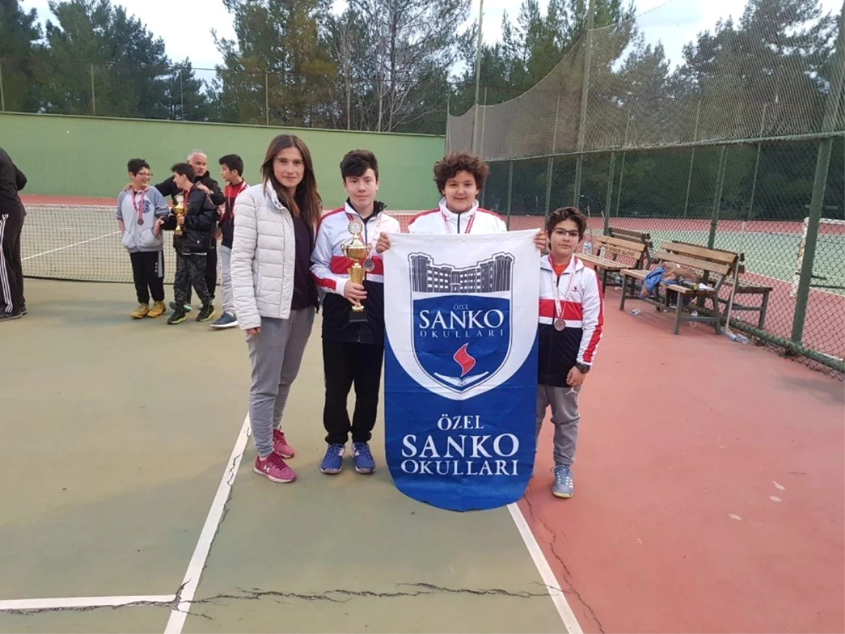 Sanko Okulları Yıldız Erkek Tenis Takımı İl İkincisi Oldu
