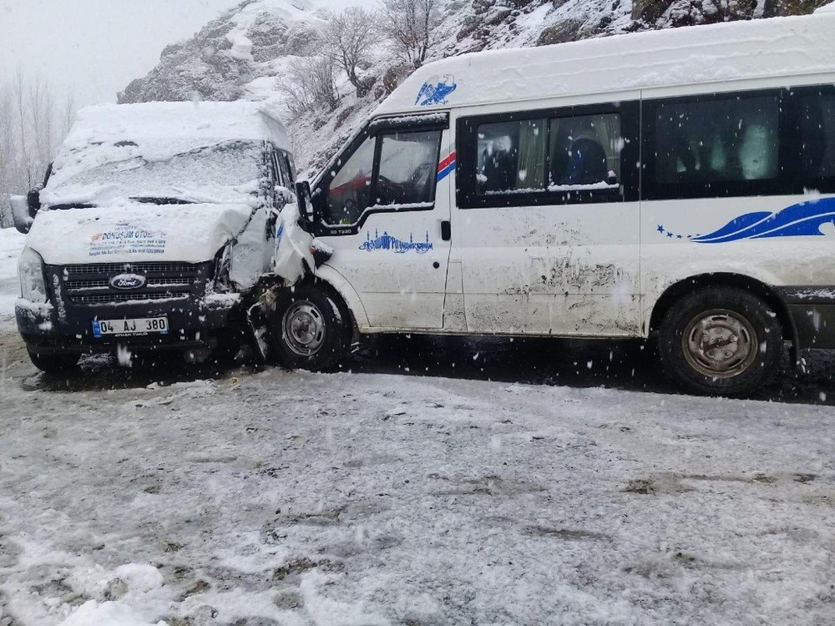 Şırnak\'ta Öğretmen Servisi Kaza Yaptı: 6 Yaralı