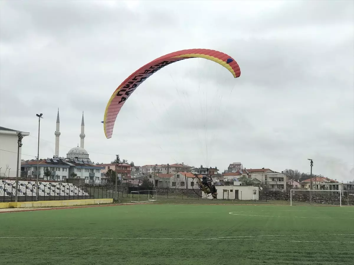 Thk Pilotlarından Motorlu Yamaç Paraşütü Gösterisi