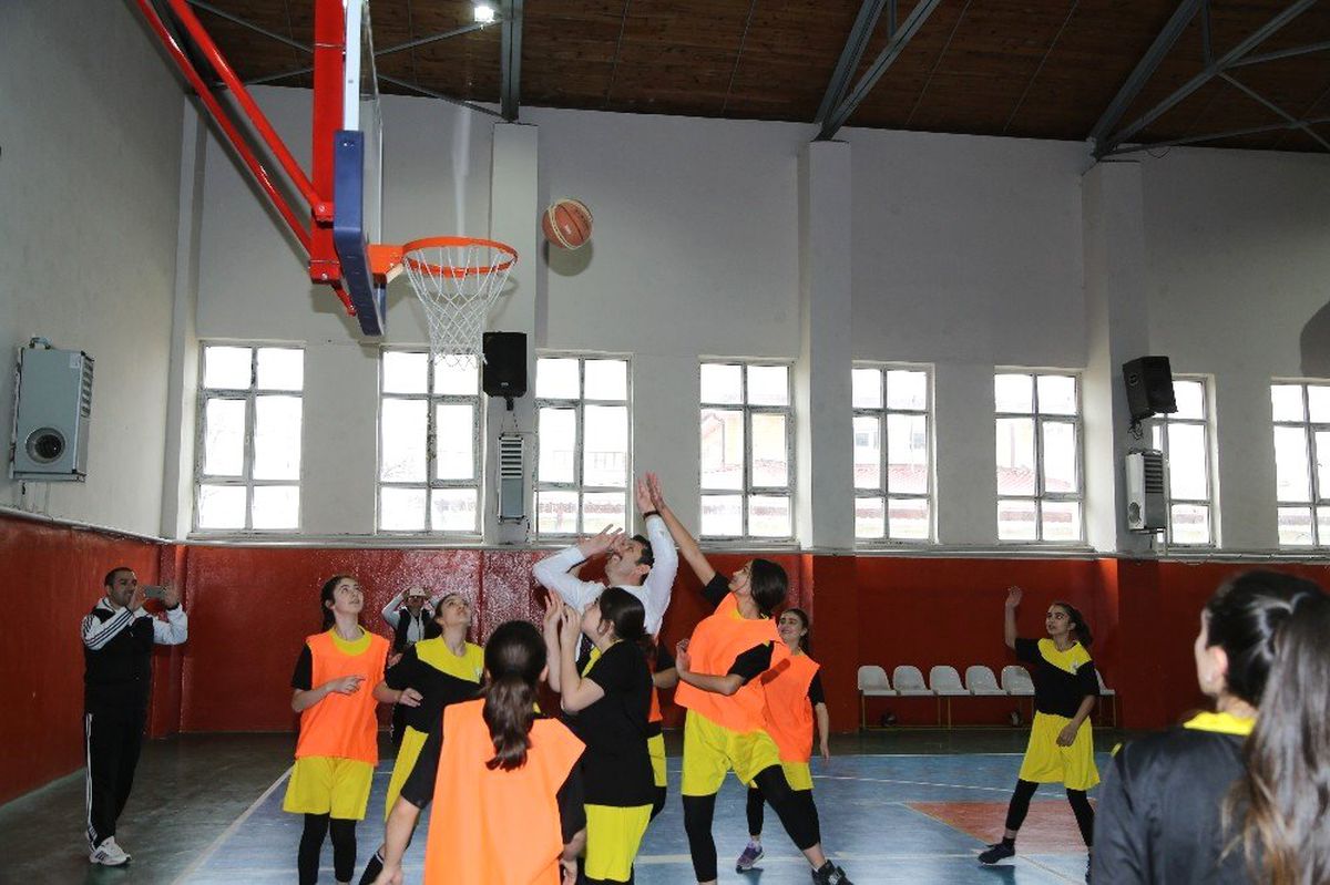 Vali, Ceketini Çıkartıp Öğrencilerle Maç Yaptı