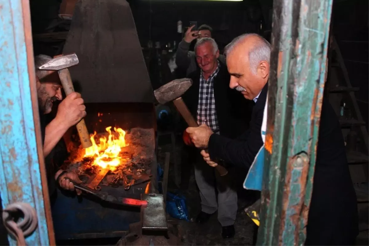 Zorluoğlu, Uzungöl\'de Turizmcilerle Görüştü