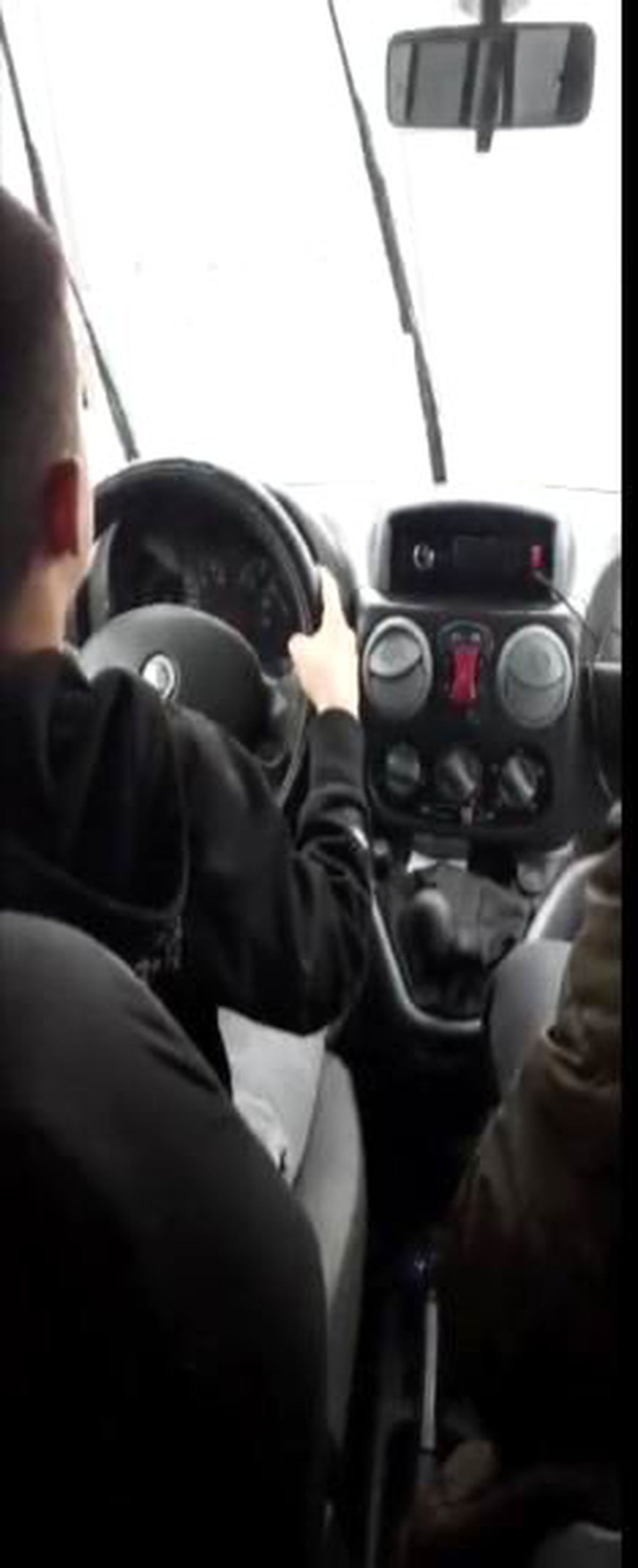 10 Yaşındaki Oğluna Trafikte Araç Kullandıran Şahıs Yakalandı
