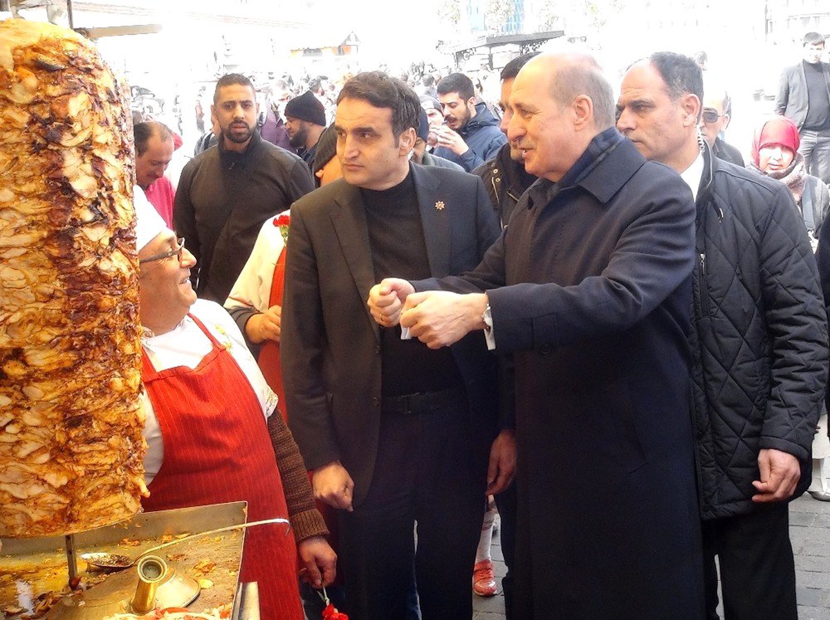 AK Parti Genel Başkanvekili Numan Kurtulmuş Taksim\'de Döner Kesti