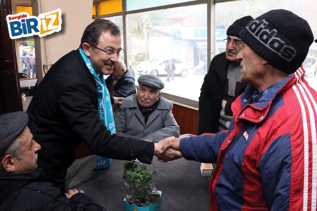 Başkan Adayı Deniz Köken "Sevgi Yürüyüşü"Nde Vatandaşlara Çiçek Dağıttı