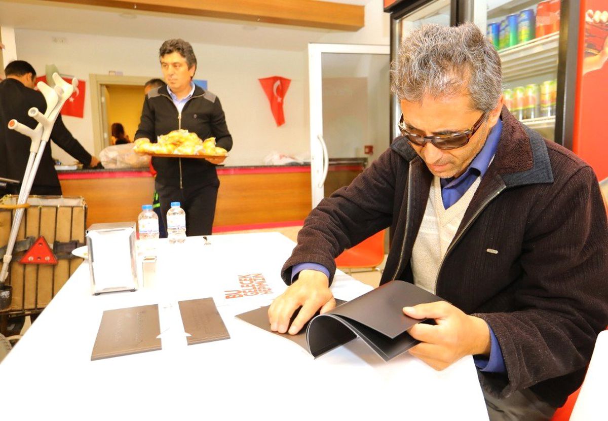 Başkan Adayından Görme Engelliler İçin Braille Alfabeli Proje Kitapçığı