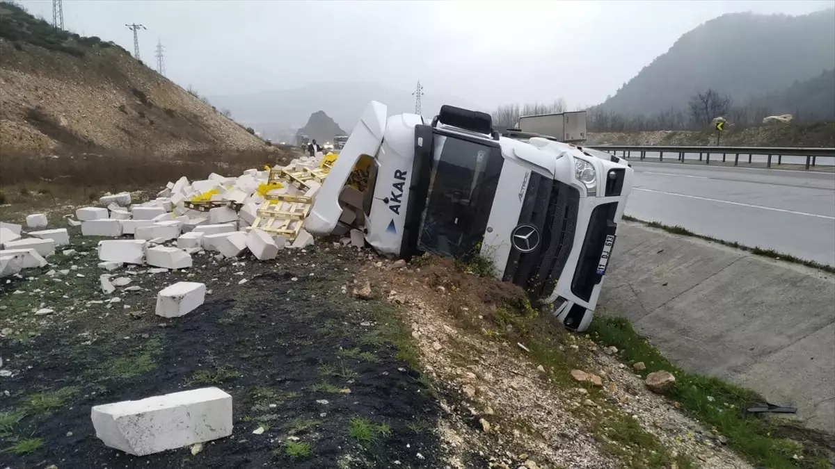 Bilecik\'te İnşaat Malzemesi Yüklü Tır Devrildi