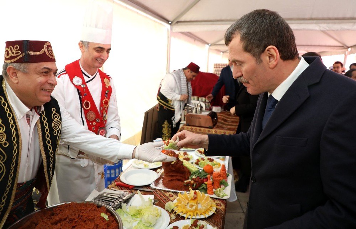 Çiğ Köfte Festivali\'nde Vatandaşlara 2 Ton Çiğ Köfte İkram Edildi