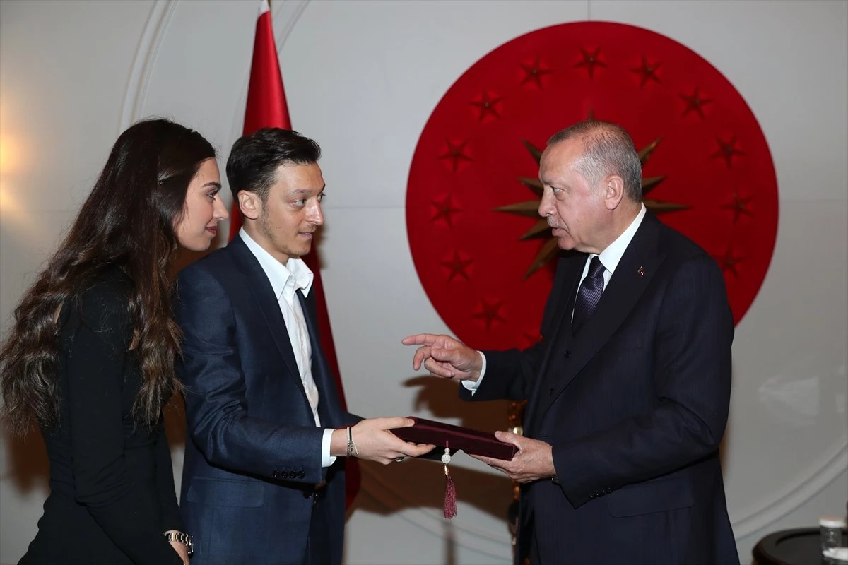 Cumhurbaşkanı Erdoğan, Futbolcu Mesut Özil\'i Kabul Etti