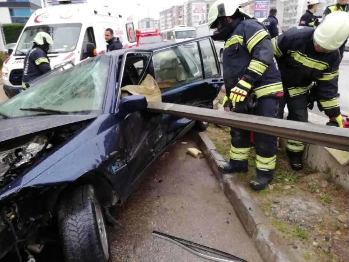 Denizli\'de Kaza; Bariyer, Otomobile ve Sürücünün Karnına Saplandı