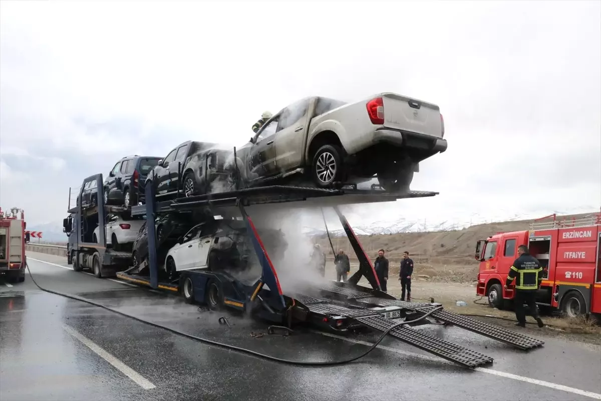 Erzincan\'da Araç Yüklü Tırda Yangın