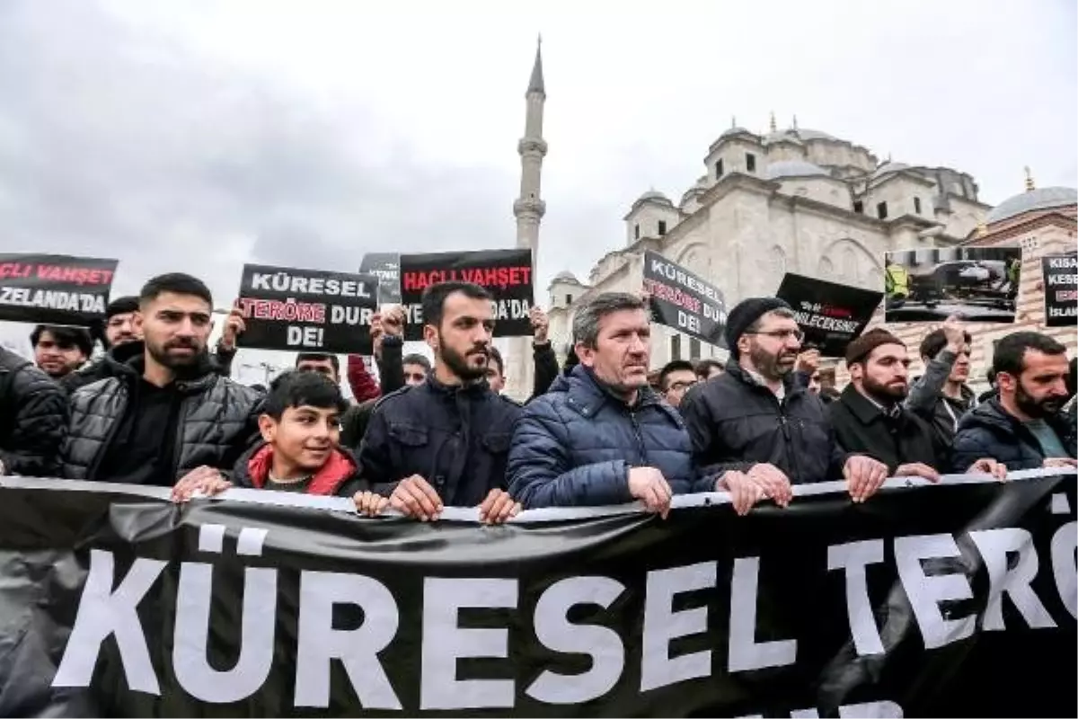 Fatih Camii\'nde Yeni Zelanda\'daki Terör Saldırıları Protesto Edildi