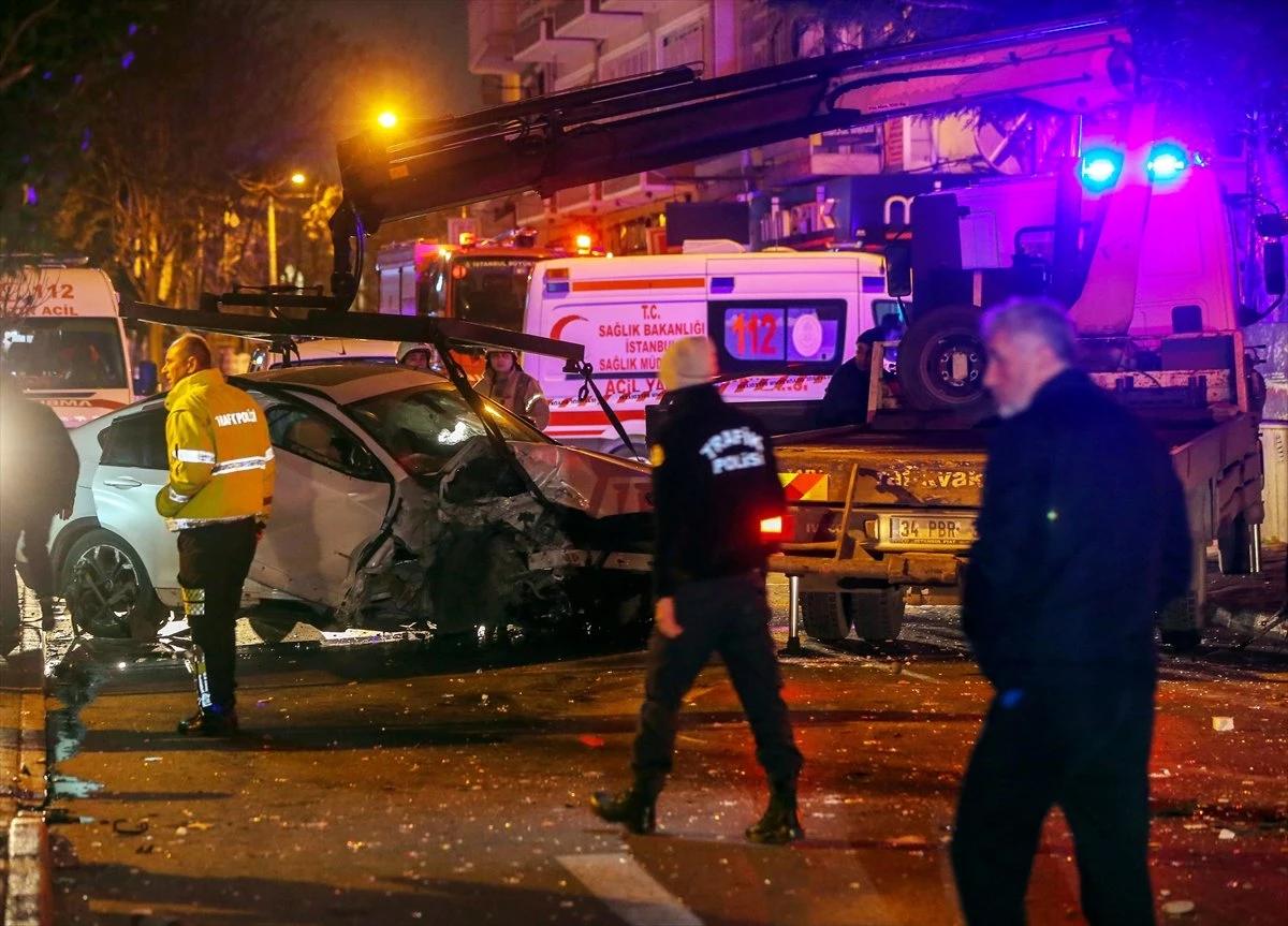 Fatih\'te Bir Otomobil İki İş Yerine Girdi: 3 Yaralı