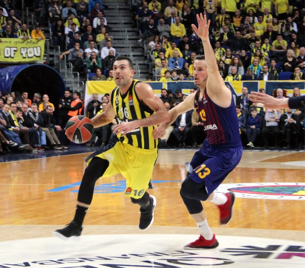 Fenerbahçe, Barcelona\'yı Mağlup Etti