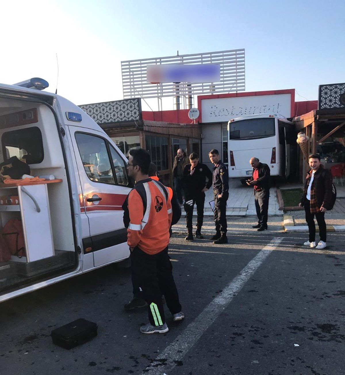 Freni Patlayan Midibüs Restorana Daldı: 4 Yaralı