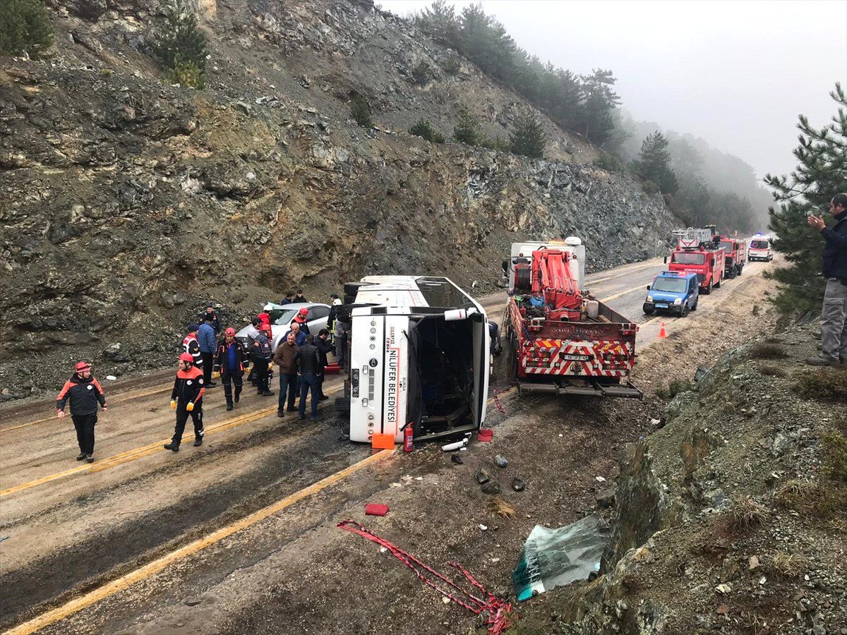 Güncelleme - Bursa\'da Otobüs Devrildi: 31 Yaralı