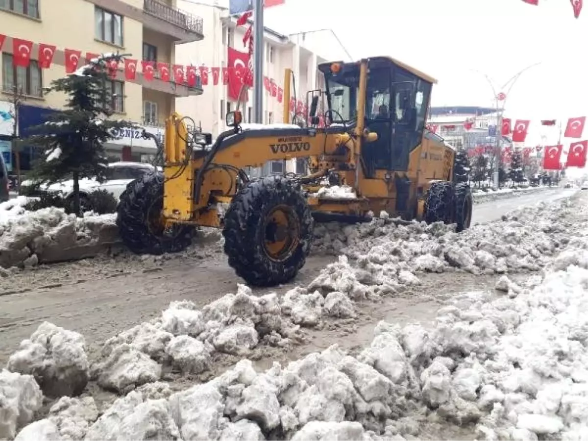 Hakkari\'de 64 Yerleşim Biriminin Yolu Kardan Kapandı