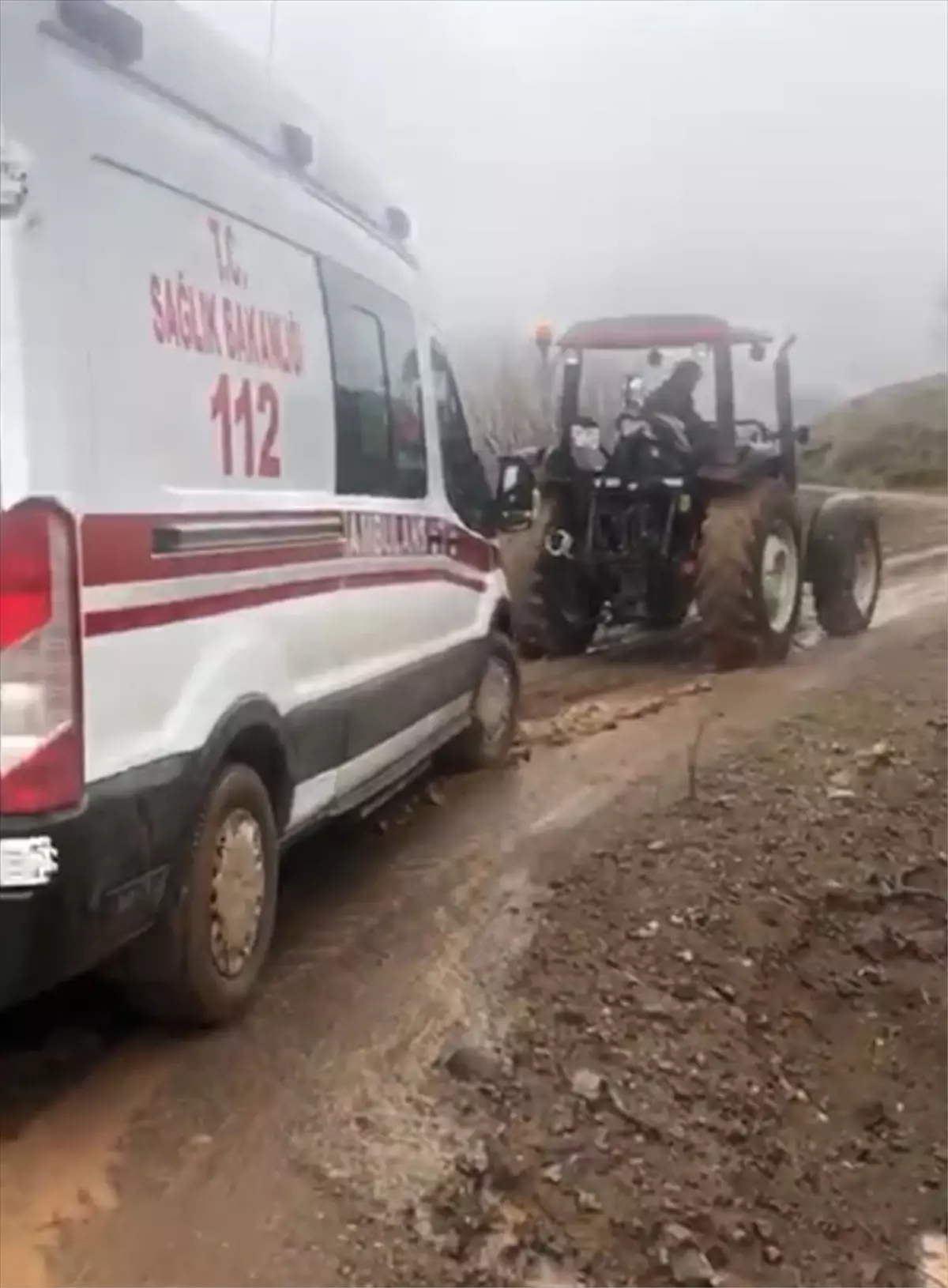 Hastayı Almaya Giden Ambulans Çamura Saplandı