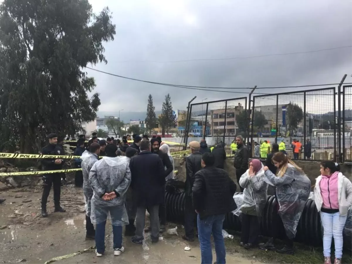 İzmir\'in Konak İlçesinde, Yapımı Devam Eden Metro Vagonu Yer Altı Park Alanının İnşaatında Meydana...