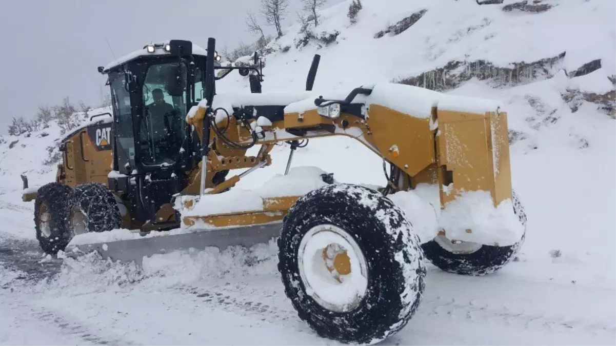 Kapanan Köy Yollarının Açılması İçin Çalışmalar Devam Ediyor