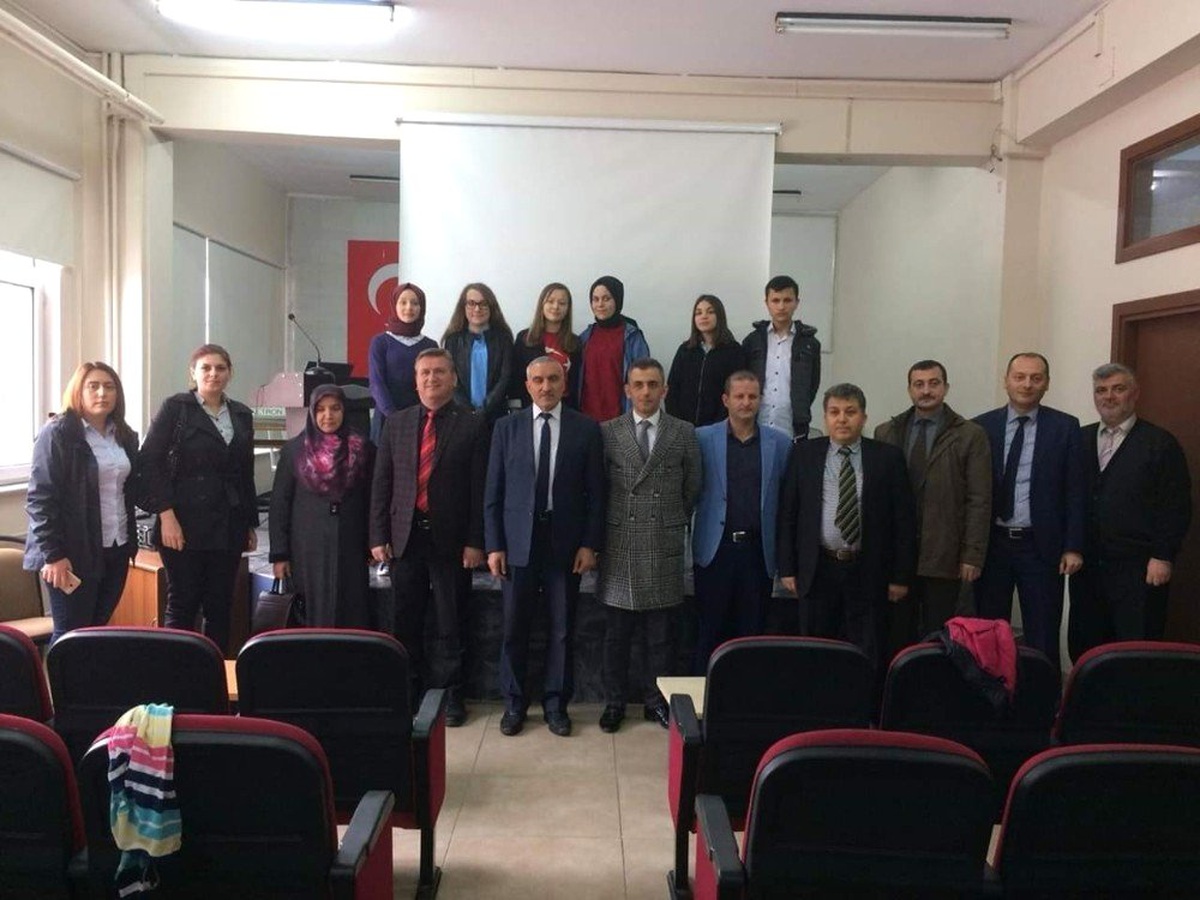 Liseli Öğrenciler En İyi Şiiri Okumak İçin Yarıştı